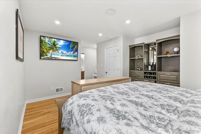 24280 Ridgedale Street, Oak Park, MI 48237
