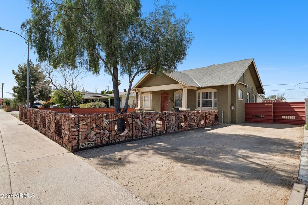 Image 3 of property listing at 2218 N 21ST Place, Phoenix, AZ 85006