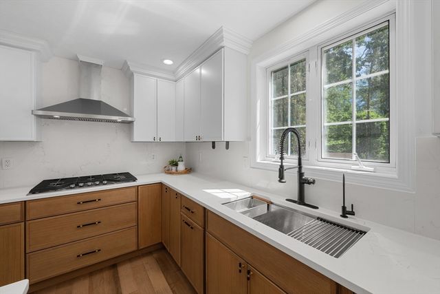 128 Memorial Dr, Shrewsbury, MA 01545