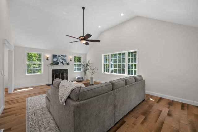 128 Memorial Dr, Shrewsbury, MA 01545
