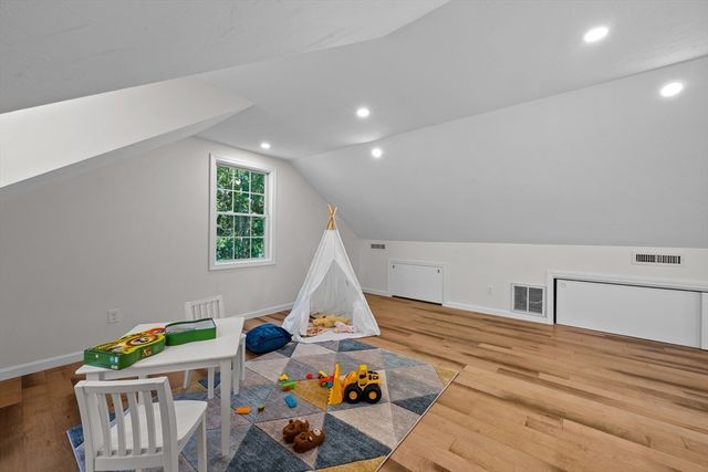 128 Memorial Dr, Shrewsbury, MA 01545