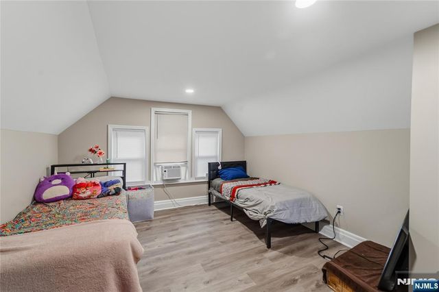 69 Oakland Terrace, Newark, NJ 07106