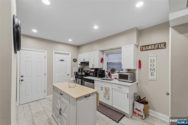 69 Oakland Terrace, Newark, NJ 07106