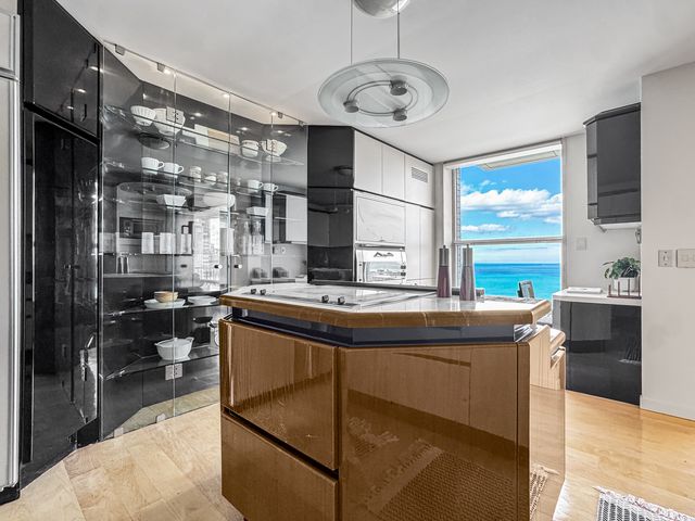 1040 N Lake Shore Drive 37A, Chicago, IL 60611
