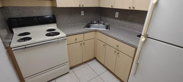 606 W 81st St 309, Hialeah, FL 33014