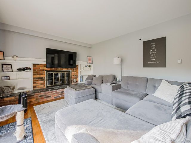 15958 Shadyside Drive, Livonia, MI 48154