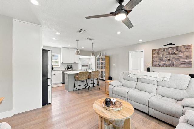 716 75TH AVENUE N, St Petersburg, FL 33702
