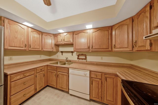 890 Sycamore Lake Drive, Evansville, IN 47712