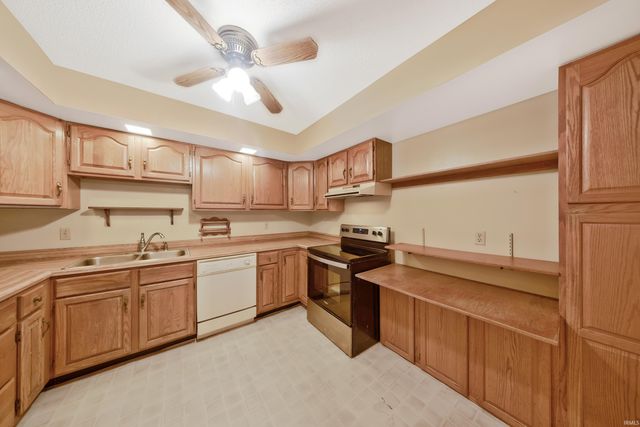 890 Sycamore Lake Drive, Evansville, IN 47712