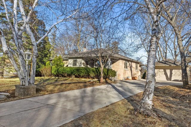 8828 N Navajo ROAD, Bayside, WI 53217