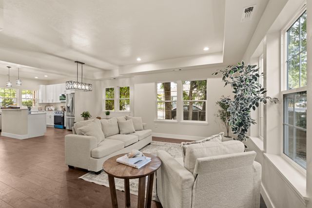 205 N Oregon Street, Jacksonville, OR 97530