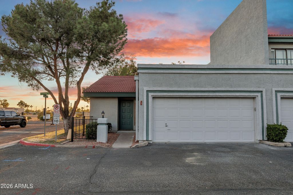 Image 1 of property listing at 8702 N SHADOW Lane, Peoria, AZ 85345