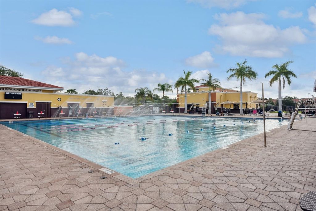 Image 49 of property listing at 13941 CLUBHOUSE DRIVE 103, Tampa, FL 33618
