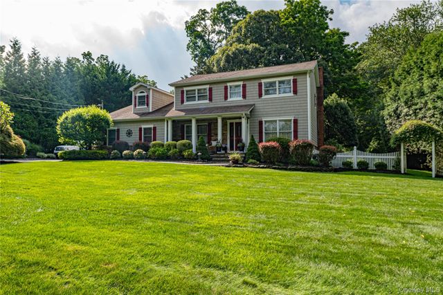14 Breeze Hill Road, Northport, NY 11768