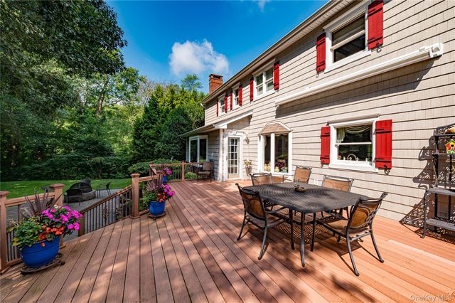 14 Breeze Hill Road, Northport, NY 11768