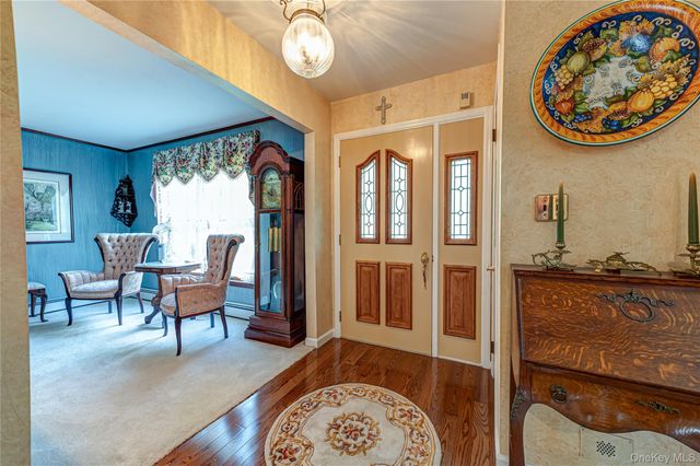 14 Breeze Hill Road, Northport, NY 11768