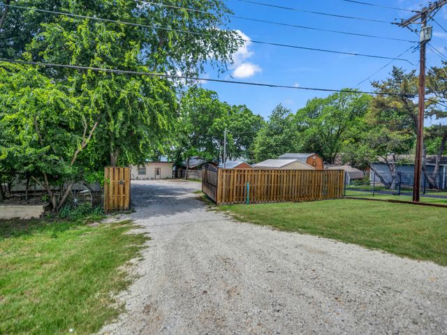 1011 E Lake Drive, Weatherford, TX 76087