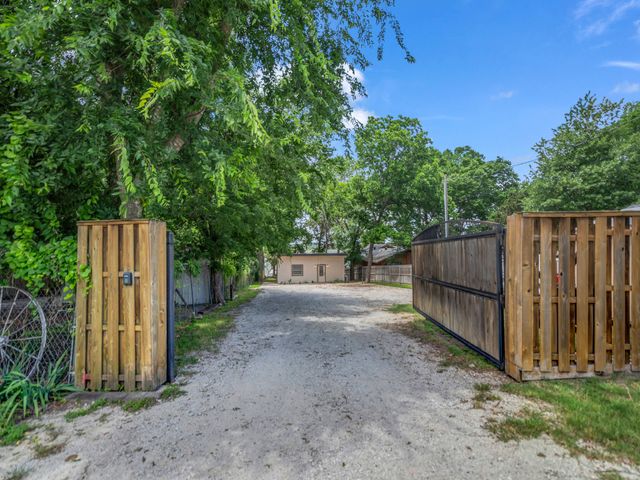 1011 E Lake Drive, Weatherford, TX 76087
