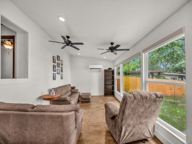 1011 E Lake Drive, Weatherford, TX 76087
