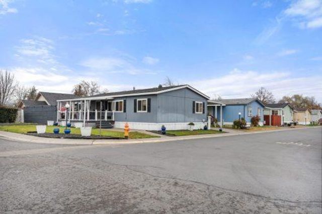 1570 S Peach Street SPC 100, Medford, OR 97501