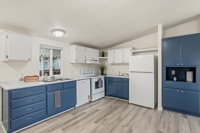 1570 S Peach Street SPC 100, Medford, OR 97501