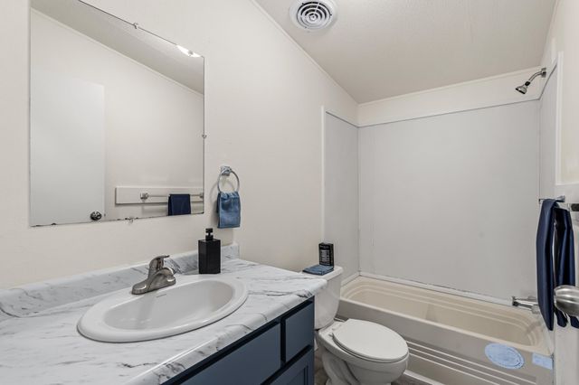 1570 S Peach Street SPC 100, Medford, OR 97501