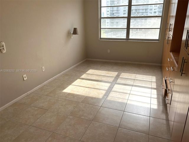2801 NE 183rd St 508W, Aventura, FL 33160