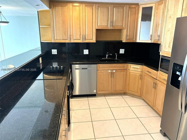 2801 NE 183rd St 508W, Aventura, FL 33160