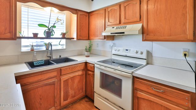 11 Swan Avenue, New Smyrna Beach, FL 32168