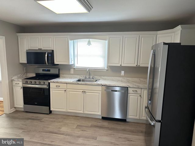 6 CHIMING RD, New Castle, DE 19720