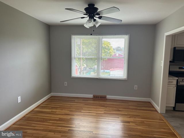 6 CHIMING RD, New Castle, DE 19720