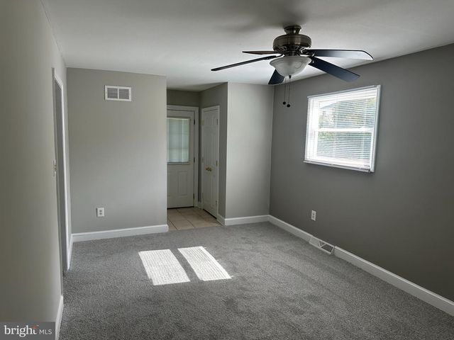 6 CHIMING RD, New Castle, DE 19720