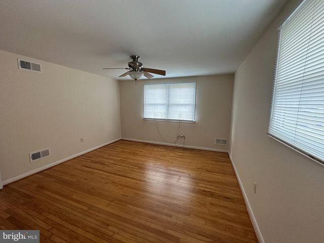 6 CHIMING RD, New Castle, DE 19720