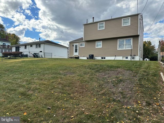 6 CHIMING RD, New Castle, DE 19720