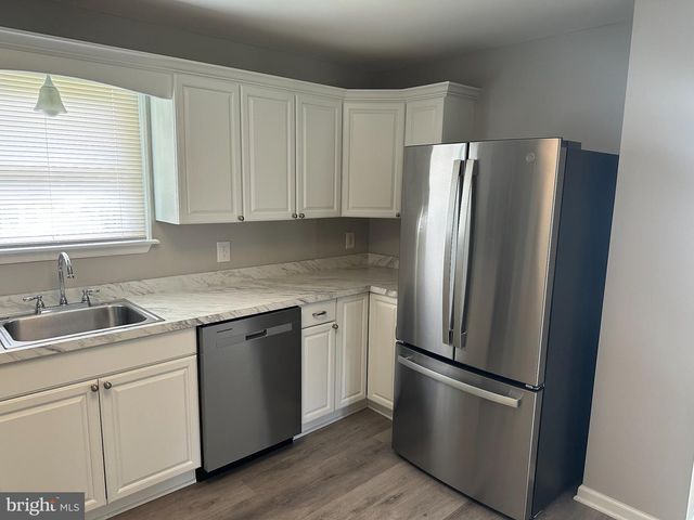 6 CHIMING RD, New Castle, DE 19720