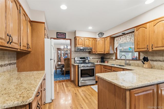 6 Canterbury Court, East Setauket, NY 11733