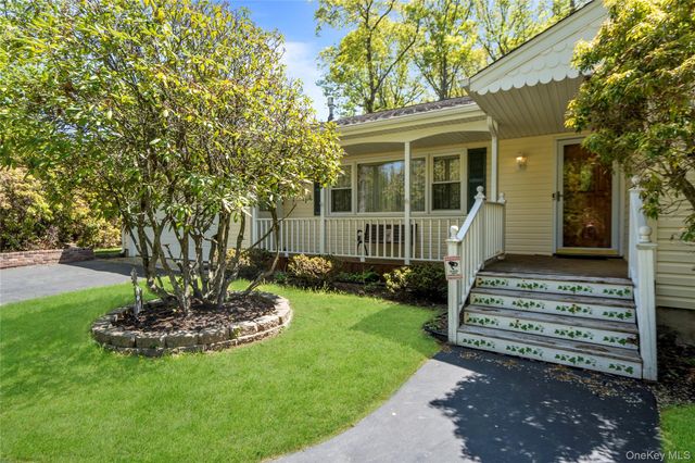6 Canterbury Court, East Setauket, NY 11733