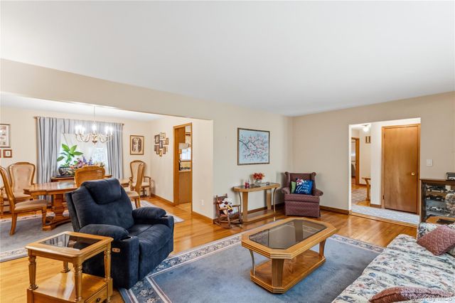 6 Canterbury Court, East Setauket, NY 11733