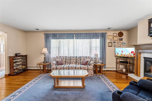 6 Canterbury Court, East Setauket, NY 11733