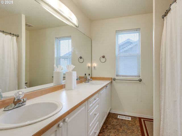 15446 Se HONEYSUCKLE Way, Clackamas, OR 97015