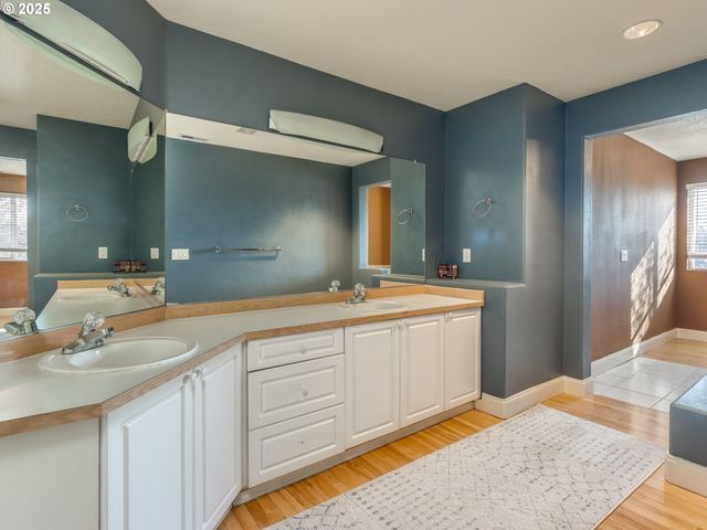 15446 Se HONEYSUCKLE Way, Clackamas, OR 97015