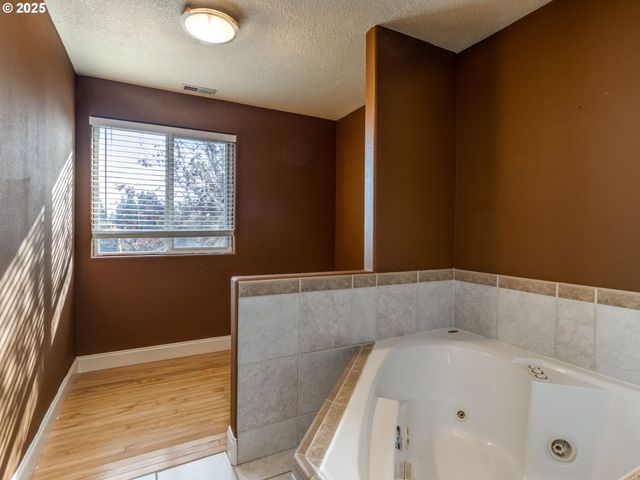 15446 Se HONEYSUCKLE Way, Clackamas, OR 97015