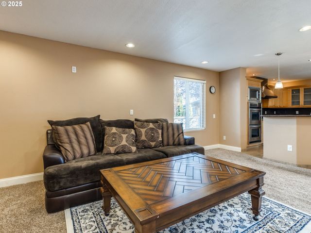 15446 Se HONEYSUCKLE Way, Clackamas, OR 97015