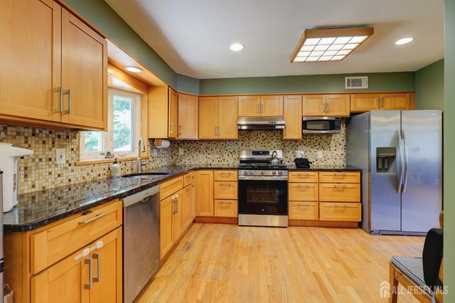 9 Paris Avenue, Edison, NJ 08820