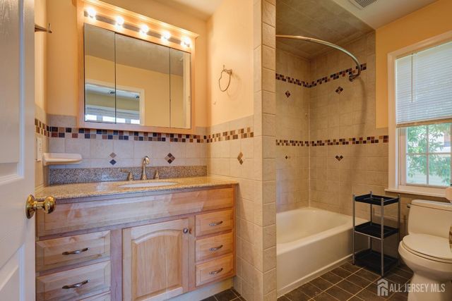 9 Paris Avenue, Edison, NJ 08820