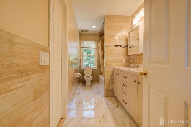 9 Paris Avenue, Edison, NJ 08820