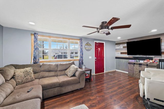 1095 Eastview Drive, Paxton, IL 60957