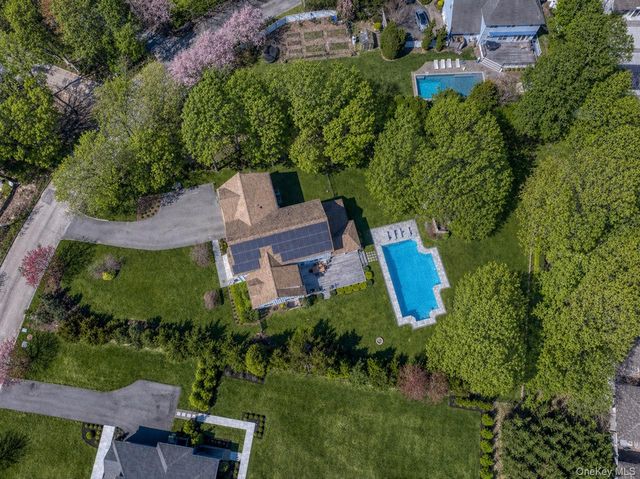 17 Willowood Court, Westhampton, NY 11977
