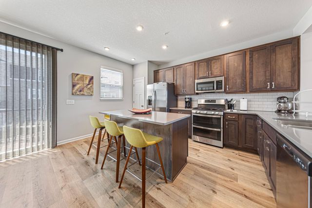 860 Roselyn Drive, Victoria, MN 55386