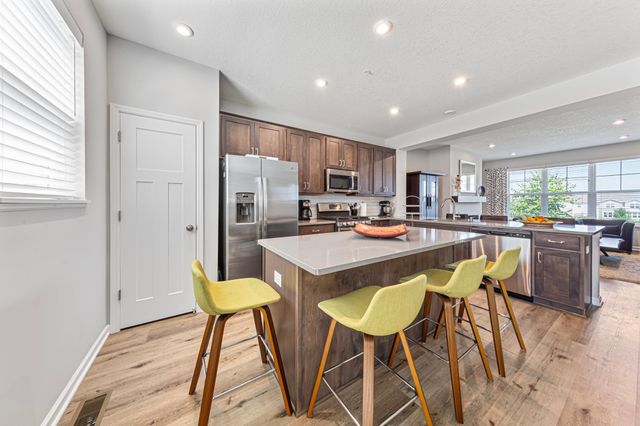 860 Roselyn Drive, Victoria, MN 55386